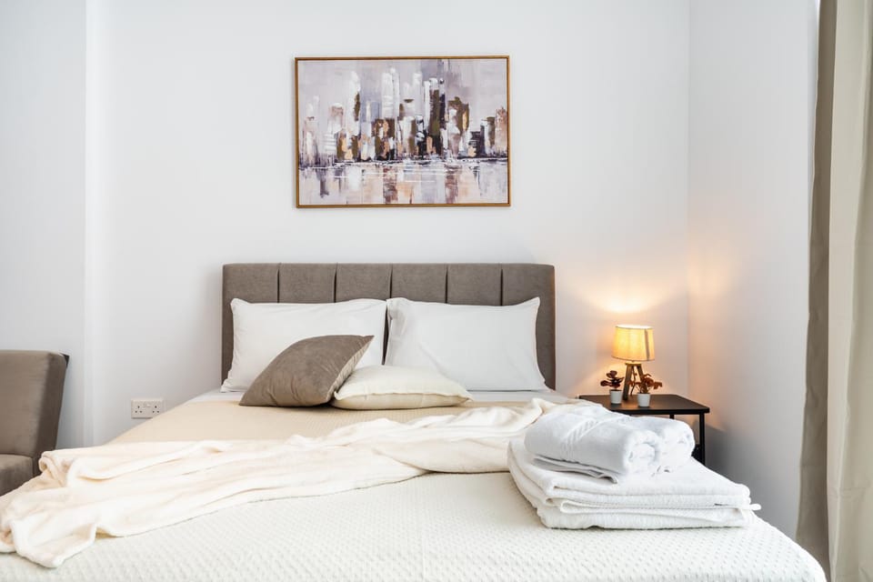 Bed, Bedroom, towels
