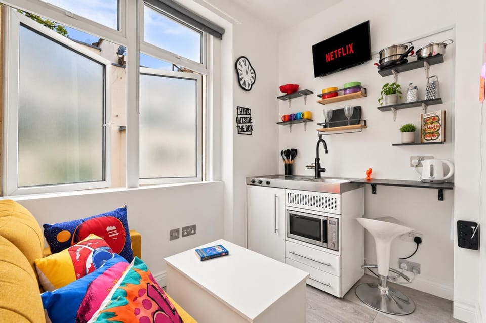 TV and multimedia, Kitchen or kitchenette, Living room, Seating area, minibar, oven, stove, toaster