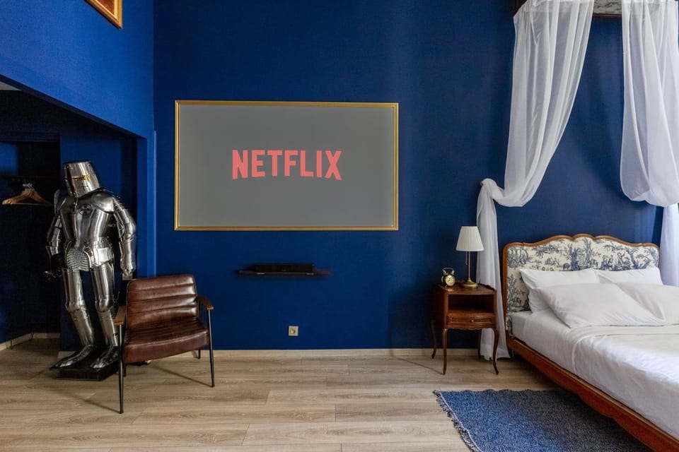 Bed, TV and multimedia, Photo of the whole room, Bedroom