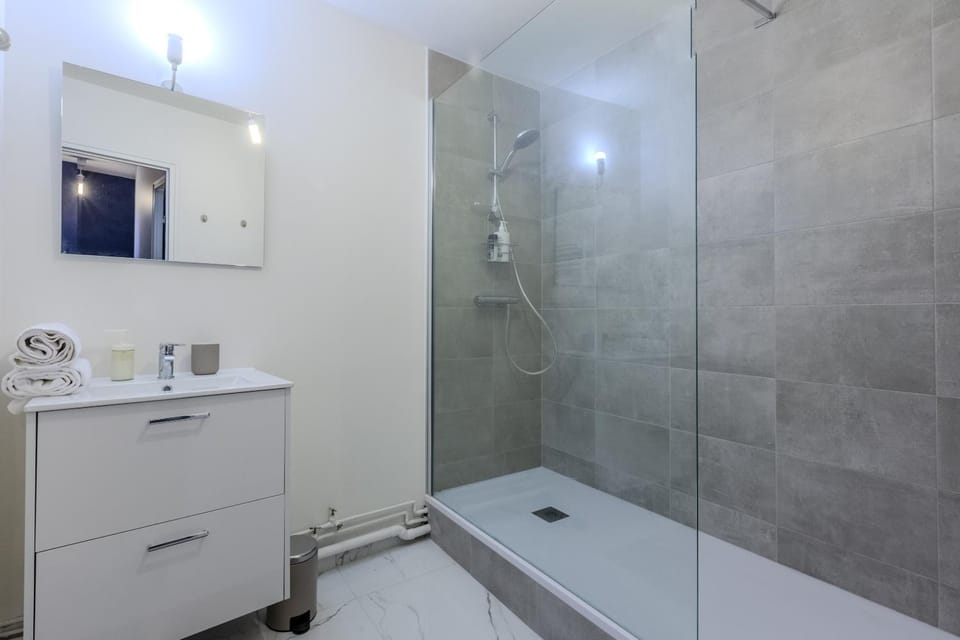 Shower, Bathroom, towels