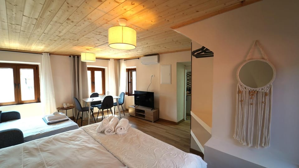TV and multimedia, Photo of the whole room, Bedroom