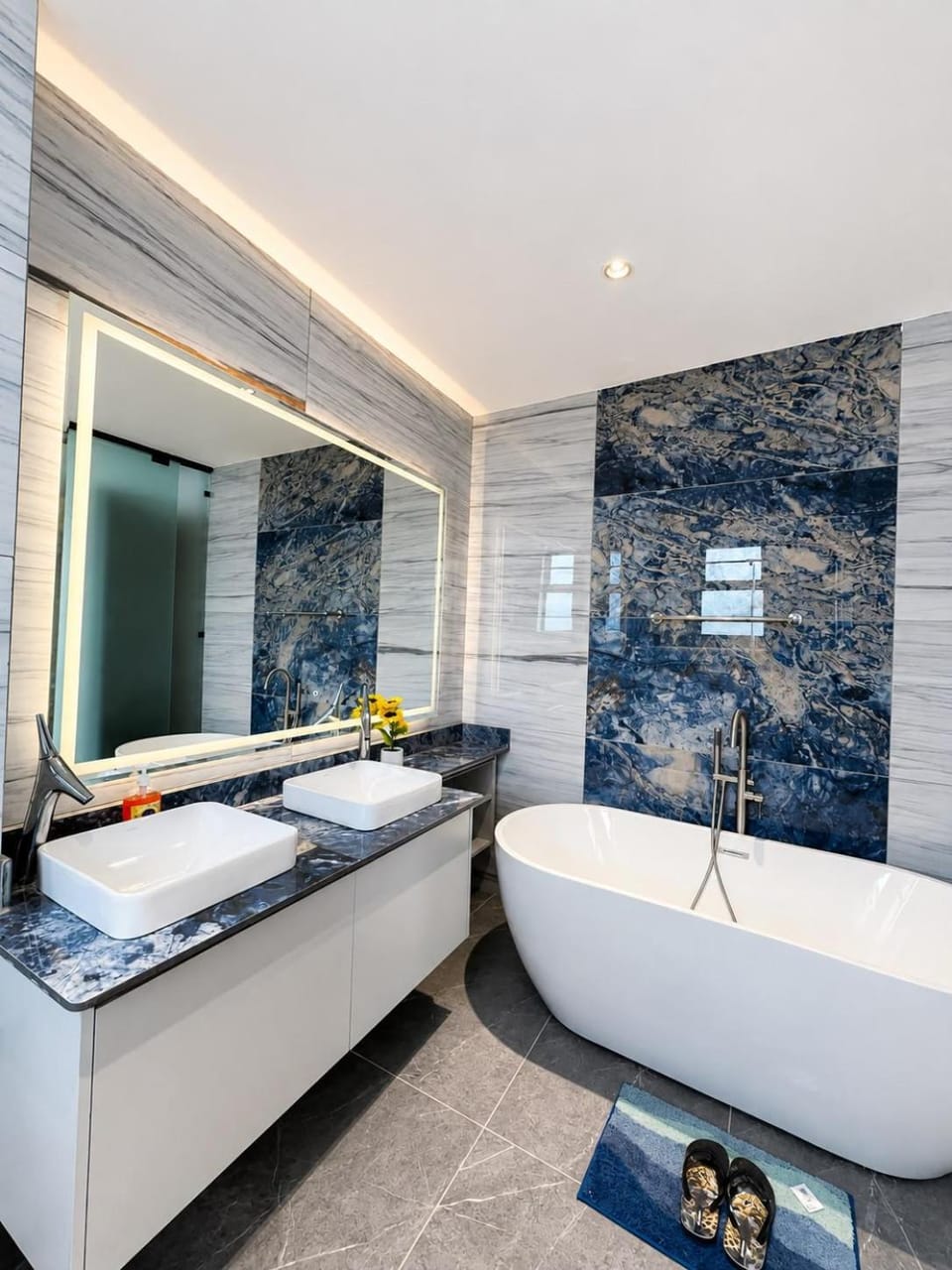 Semo's Beachfront Escape in Nauras Towers Apartment in Mombasa County