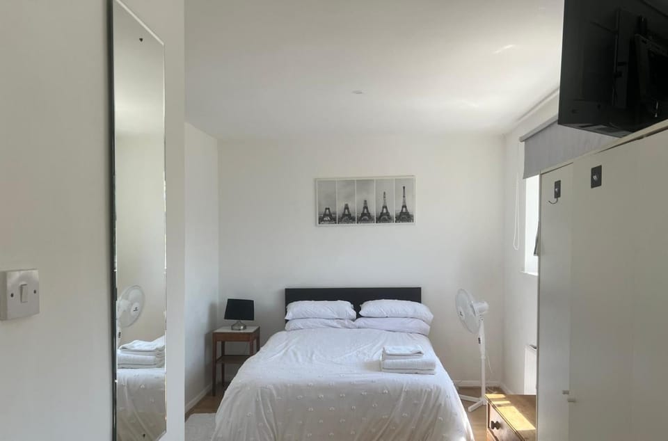 Self-contained en-suite room near Wembley Stadium and Park Apartment in Wembley