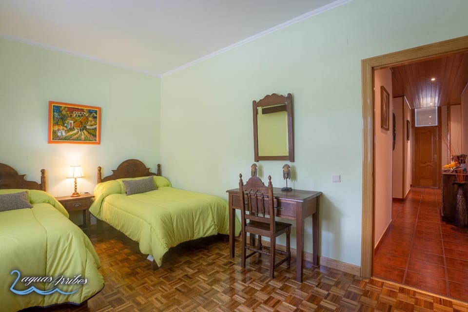 Photo of the whole room, Decorative detail