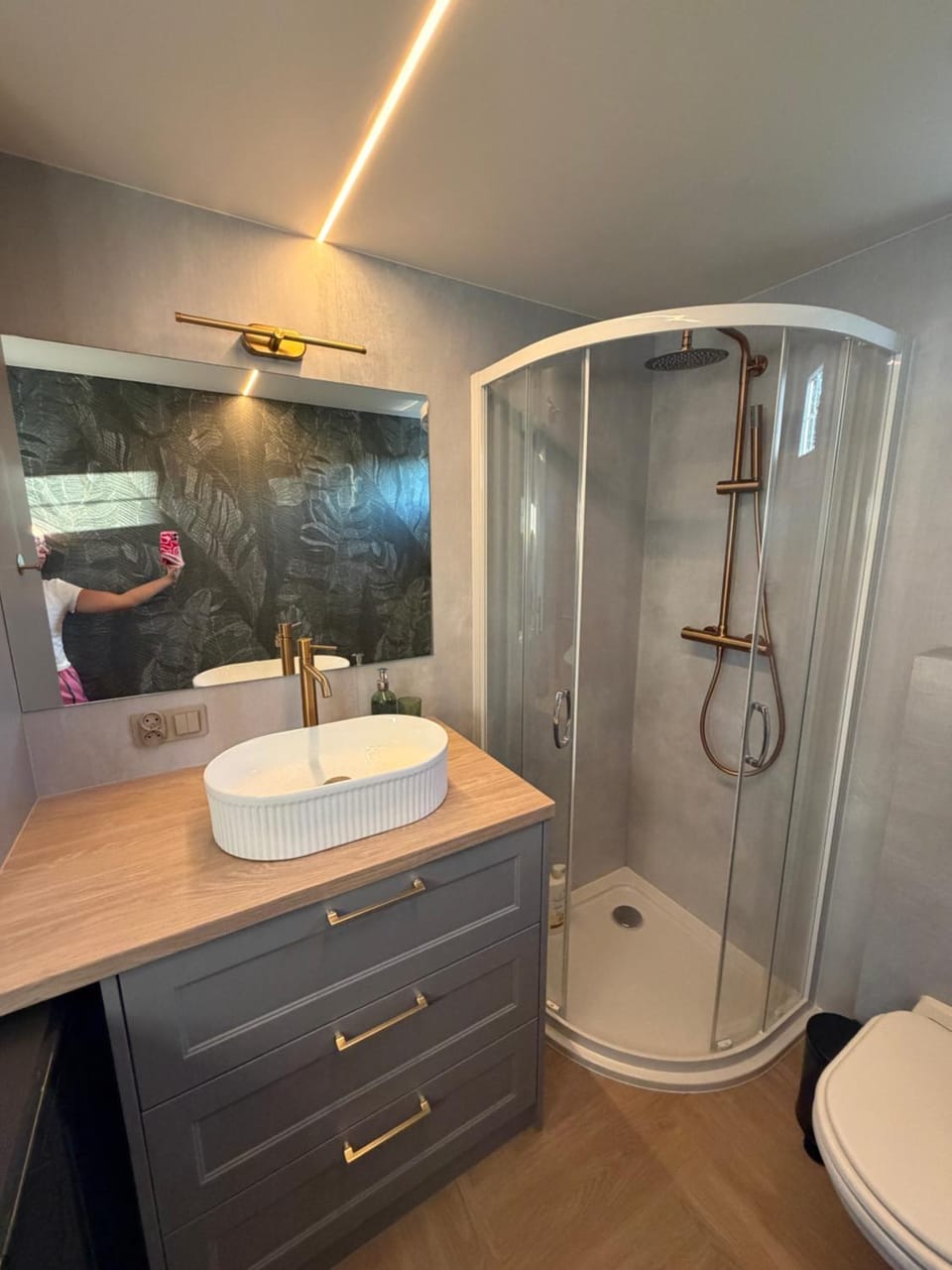 Shower, Toilet, Bathroom, towels