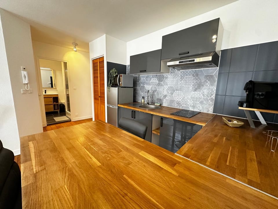 Kitchen or kitchenette, minibar, stove