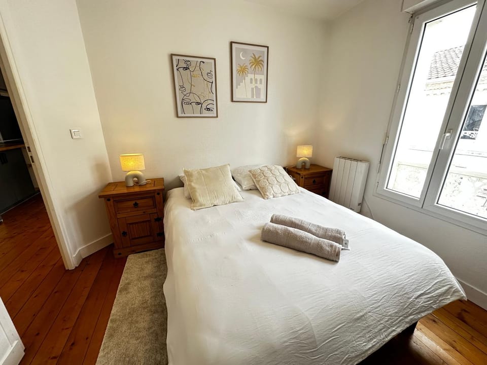 Bed, Photo of the whole room, Bedroom