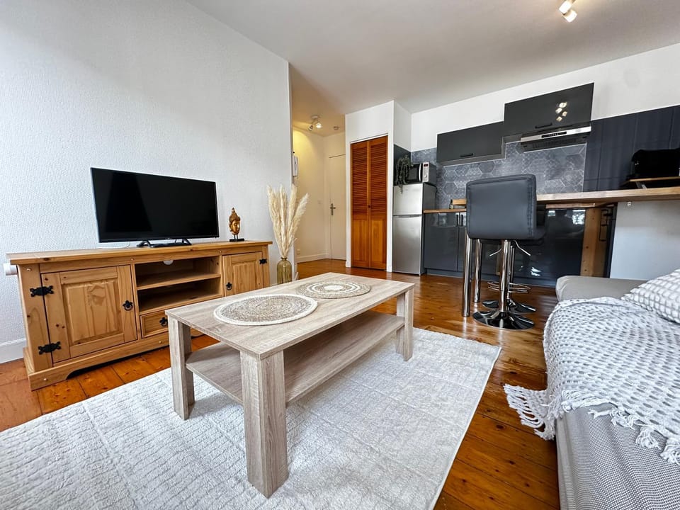 Communal lounge/ TV room, TV and multimedia, Kitchen or kitchenette, Living room, Photo of the whole room, Seating area, Dining area, Evening entertainment, minibar