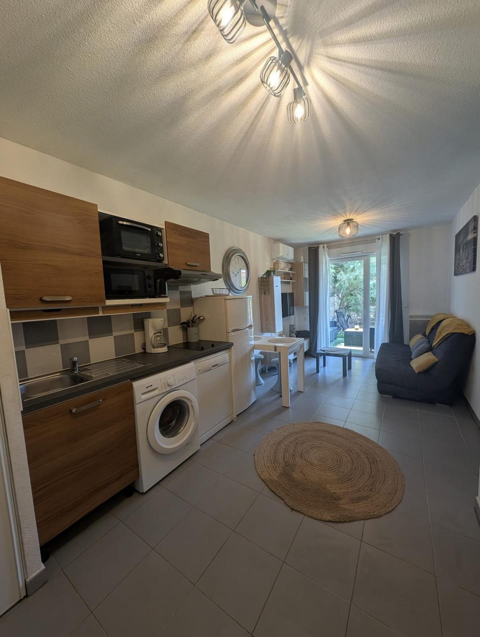 Coffee/tea facilities, dishwasher, microwave, oven, toaster, washing machine