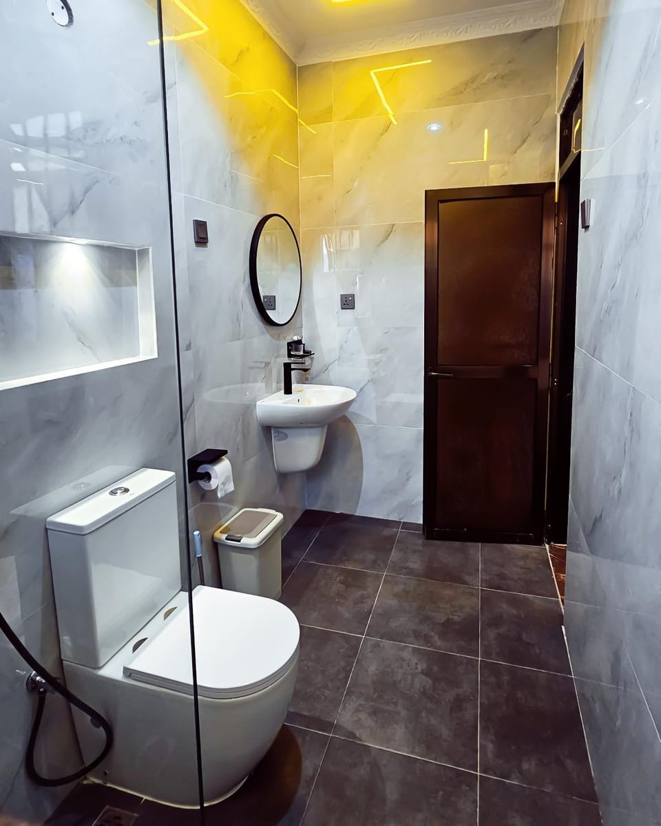 Shower, Toilet