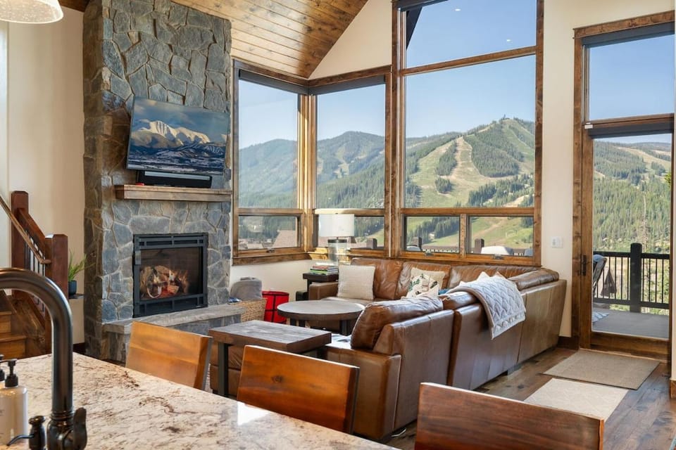 Living room, Mountain view