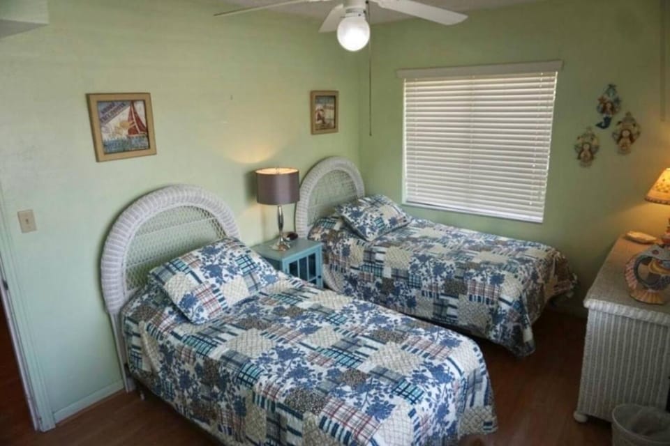 2 BR Beach Condo on Redington Beach Sands Apartment in North Redington Beach