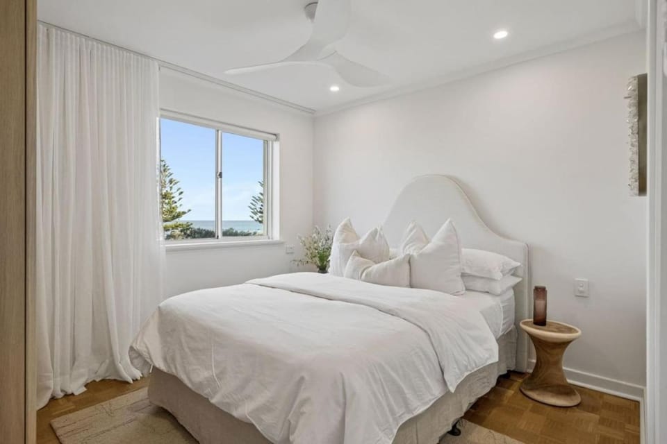 Surfside Dreamy Ocean Views in Cottesloe Apartment in Perth
