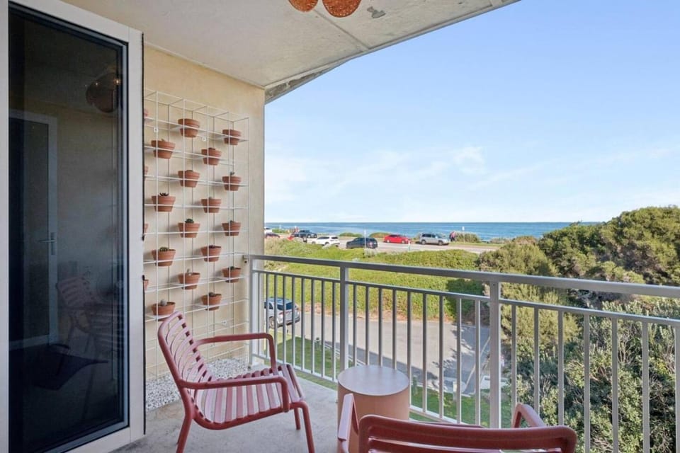 Surfside Dreamy Ocean Views in Cottesloe Apartment in Perth