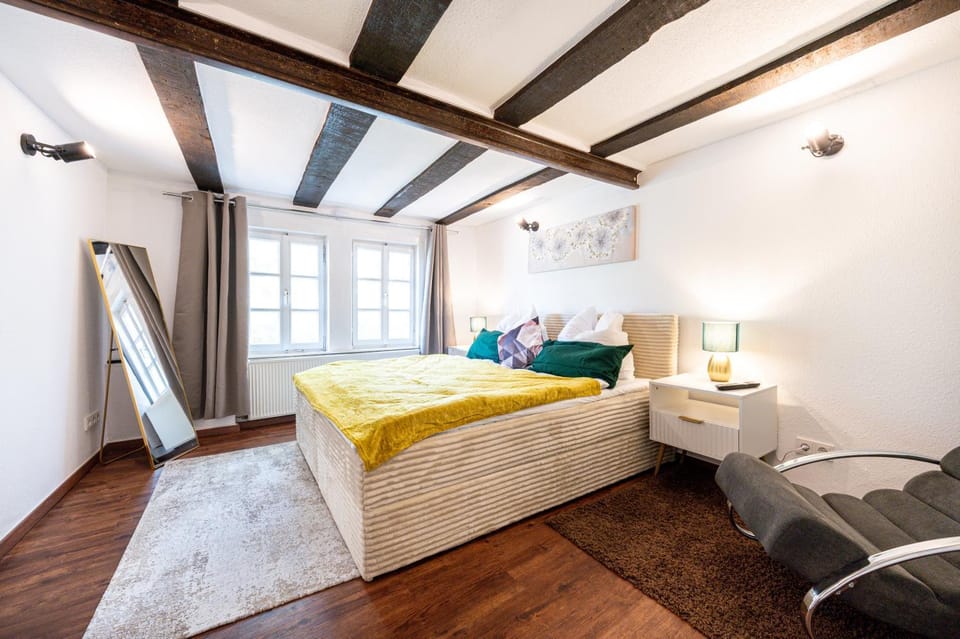 Bed, Photo of the whole room, Seating area, Bedroom