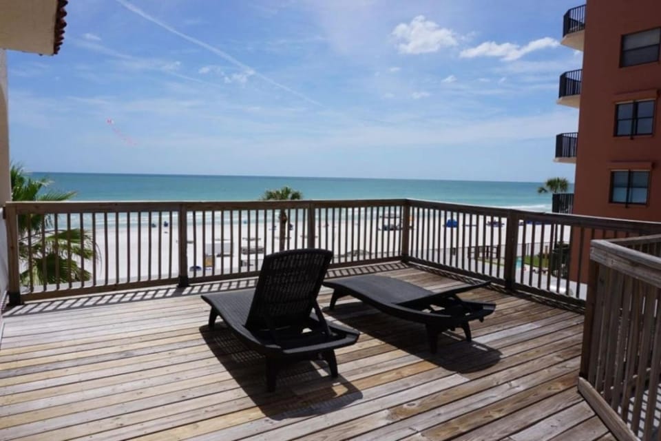 Rooftop Oceanview Condo on the Beach Sand with Pool Apartment in North Redington Beach