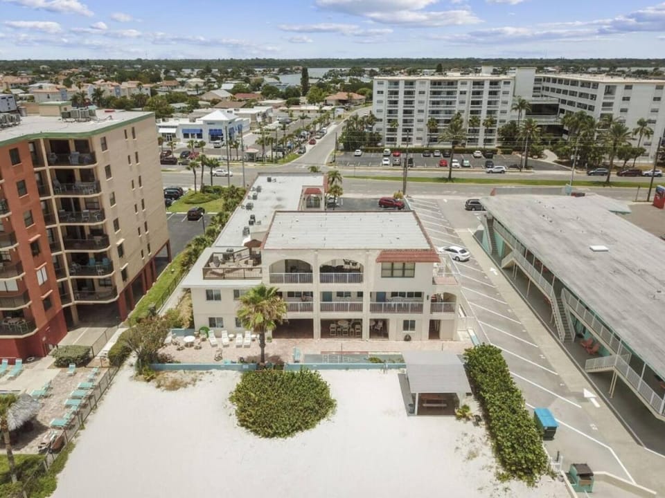 Rooftop Oceanview Condo on the Beach Sand with Pool Apartment in North Redington Beach