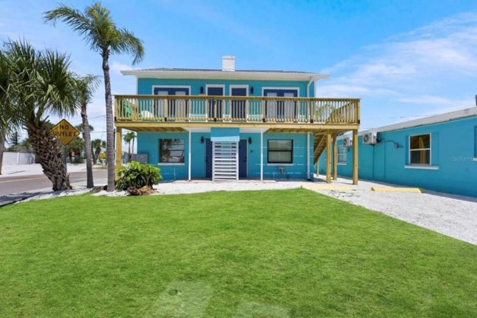 Oceanviews with Pool and Walk to Johns Pass Apartment in Madeira Beach