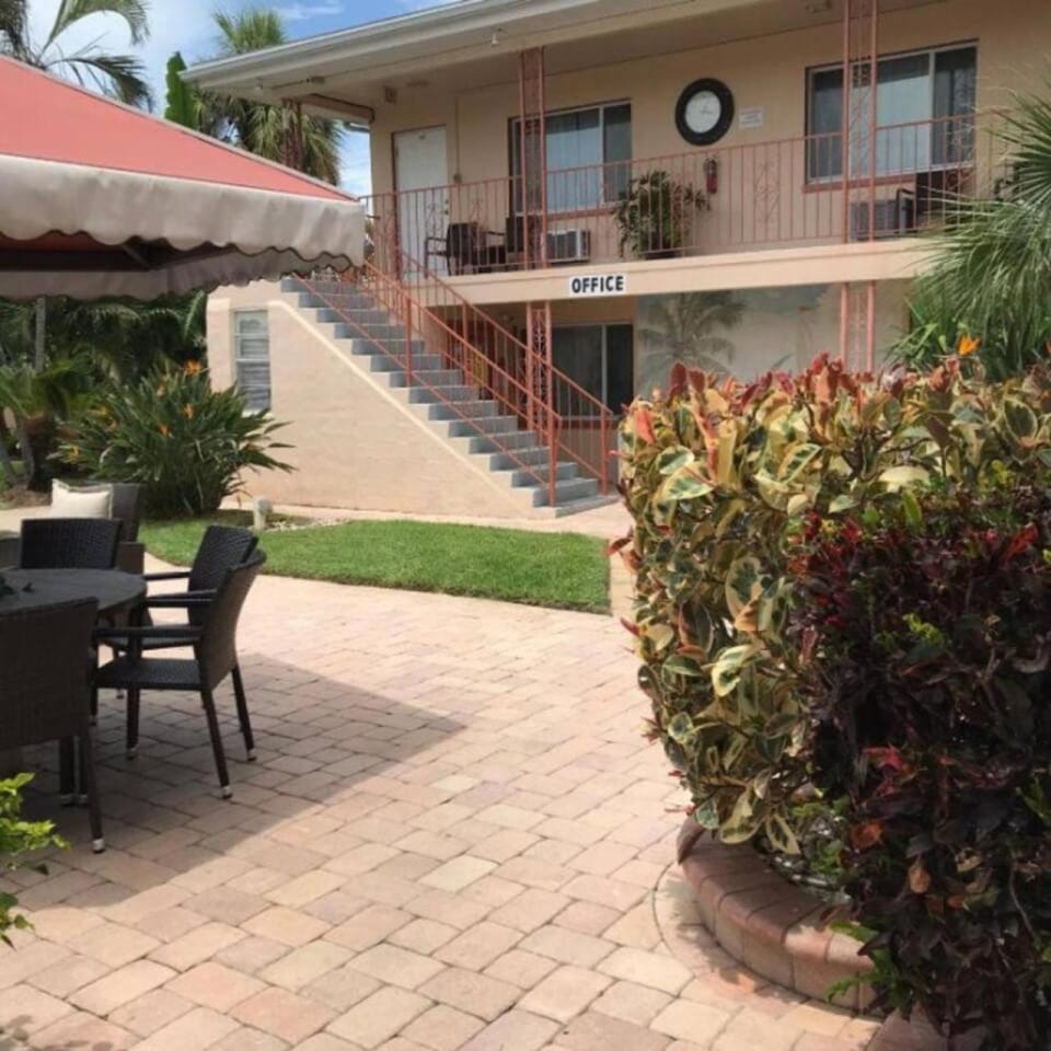 Beach Boutique Mini-Cottage and Pool Hotel in Saint Pete Beach