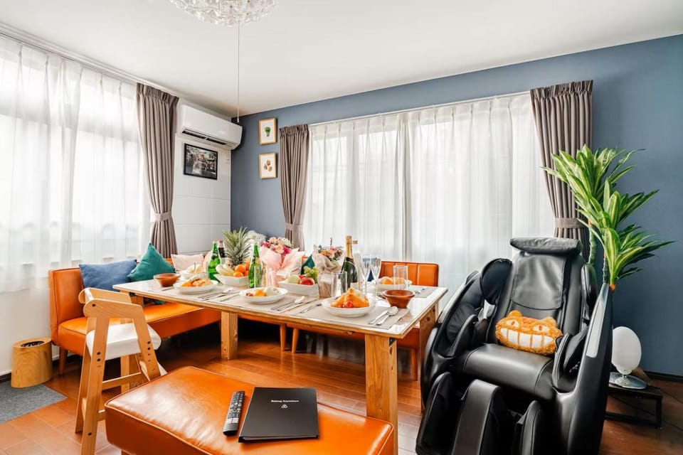 Massage, TV and multimedia, Living room, Seating area, Dining area, air conditioner
