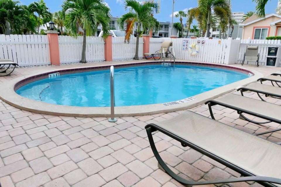 Beach Boutique Mini Cottage and Pool Hotel in Saint Pete Beach