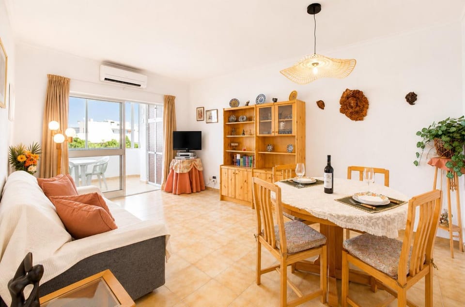 TV and multimedia, Living room, Seating area, Dining area, air conditioner