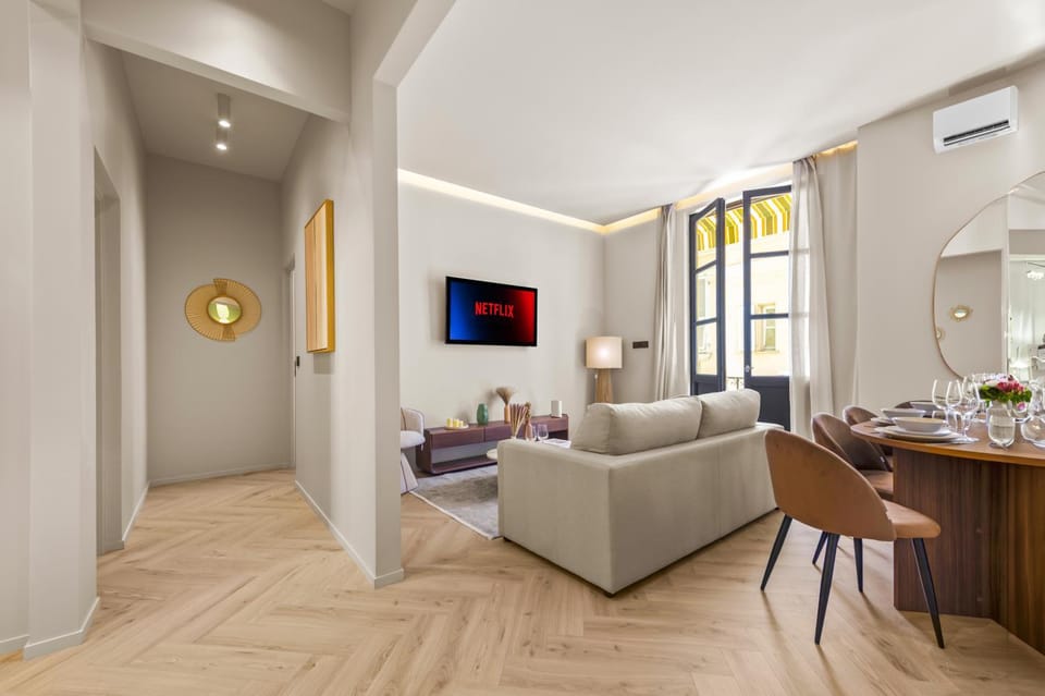 TV and multimedia, Living room, Seating area, Dining area, air conditioner