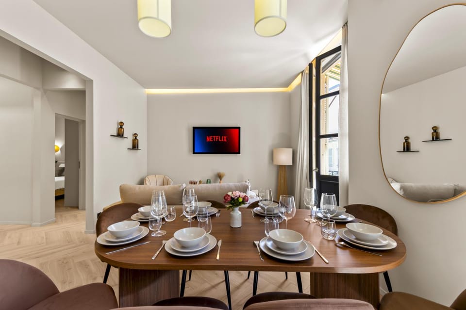 TV and multimedia, Living room, Seating area, Dining area
