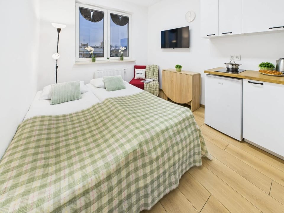 Bed, TV and multimedia, Kitchen or kitchenette, Photo of the whole room