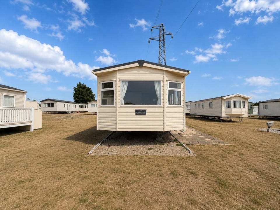 Cosy caravan at Valley Farm Holiday Park in Essex, sleeps 8 ref 46330V House in Clacton-on-Sea