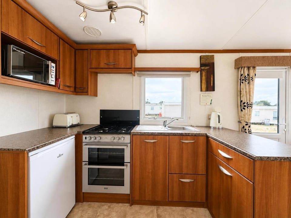 Cosy caravan at Valley Farm Holiday Park in Essex, sleeps 8 ref 46330V House in Clacton-on-Sea