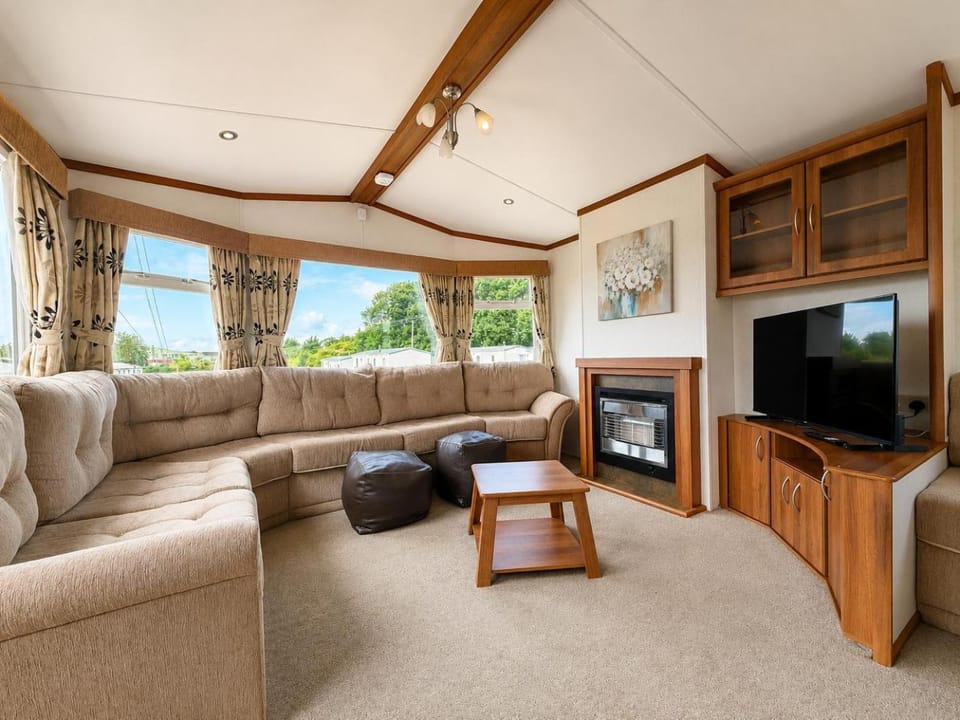 Cosy caravan at Valley Farm Holiday Park in Essex, sleeps 8 ref 46330V House in Clacton-on-Sea