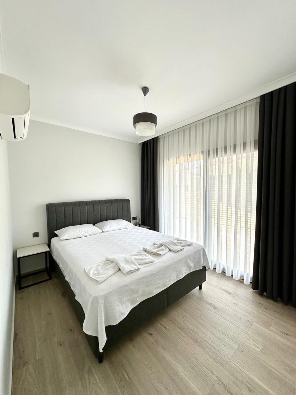 Bed, Bedroom, towels