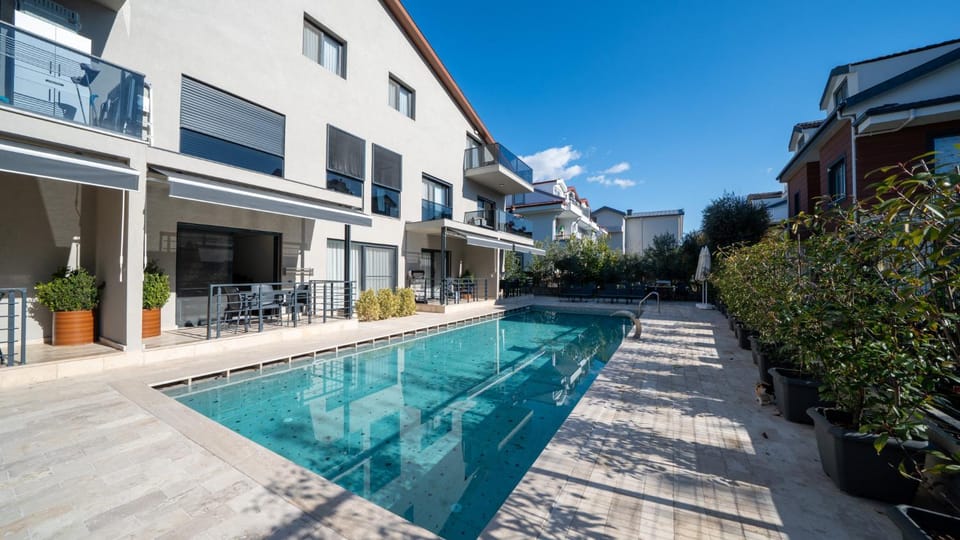 Property building, Day, Pool view, Swimming pool, sunbed