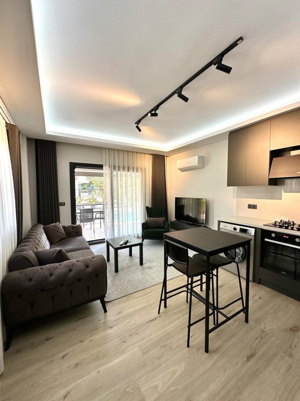 Communal lounge/ TV room, Kitchen or kitchenette, Living room, Seating area, Dining area