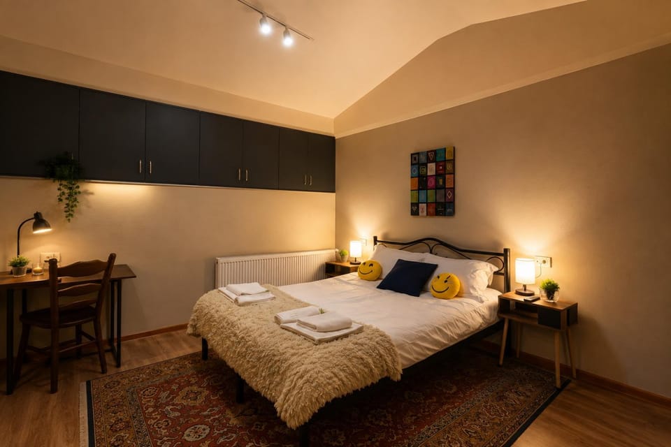 Bed, Photo of the whole room, Decorative detail, Bedroom, towels