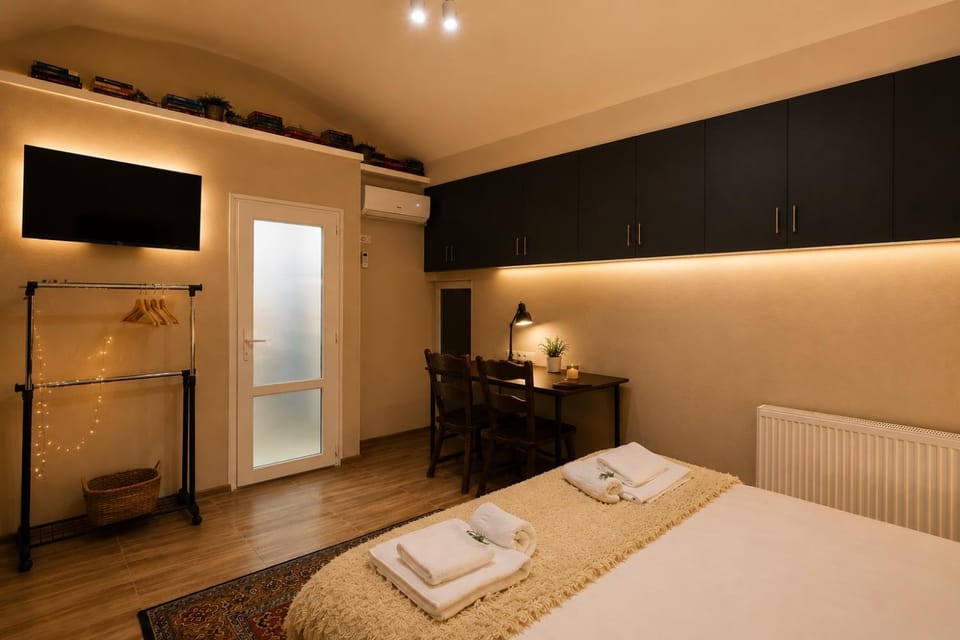 Bed, TV and multimedia, Photo of the whole room, Bedroom, storage, towels, air conditioner
