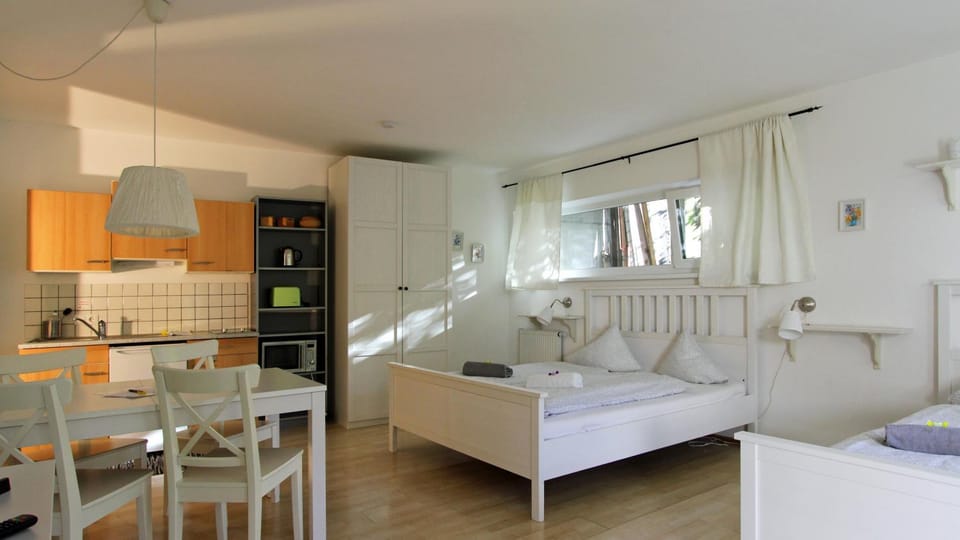 Bed, Kitchen or kitchenette, Seating area