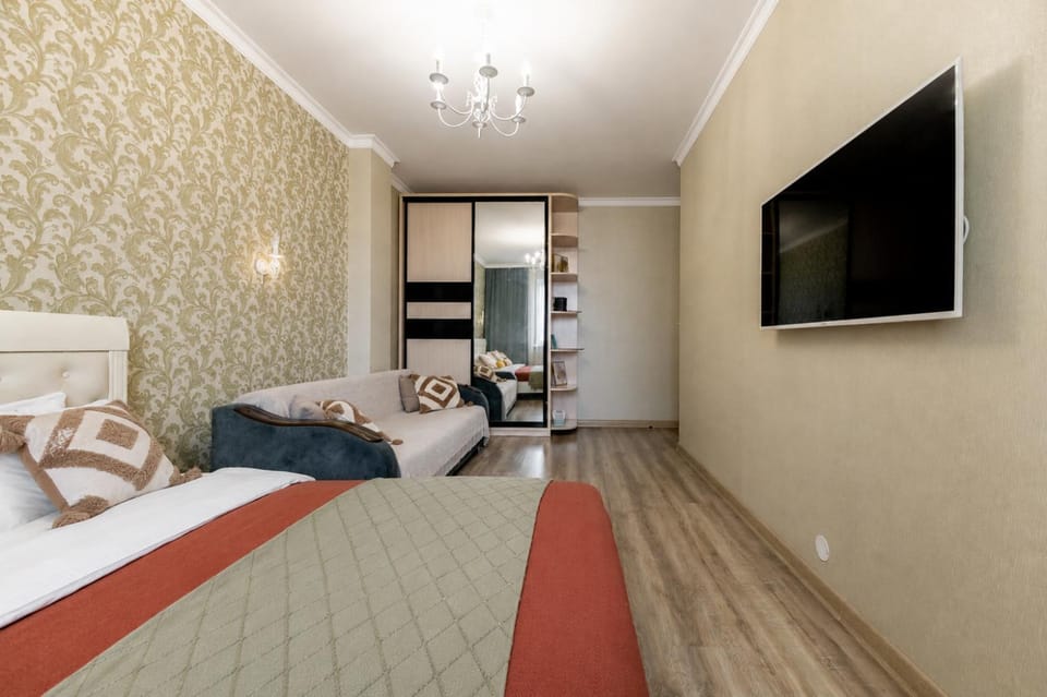 Bed, TV and multimedia, Living room, Photo of the whole room, Seating area, Bedroom, wardrobe