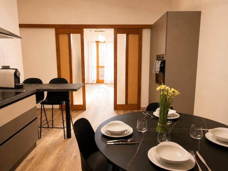 Kitchen or kitchenette, Dining area, oven