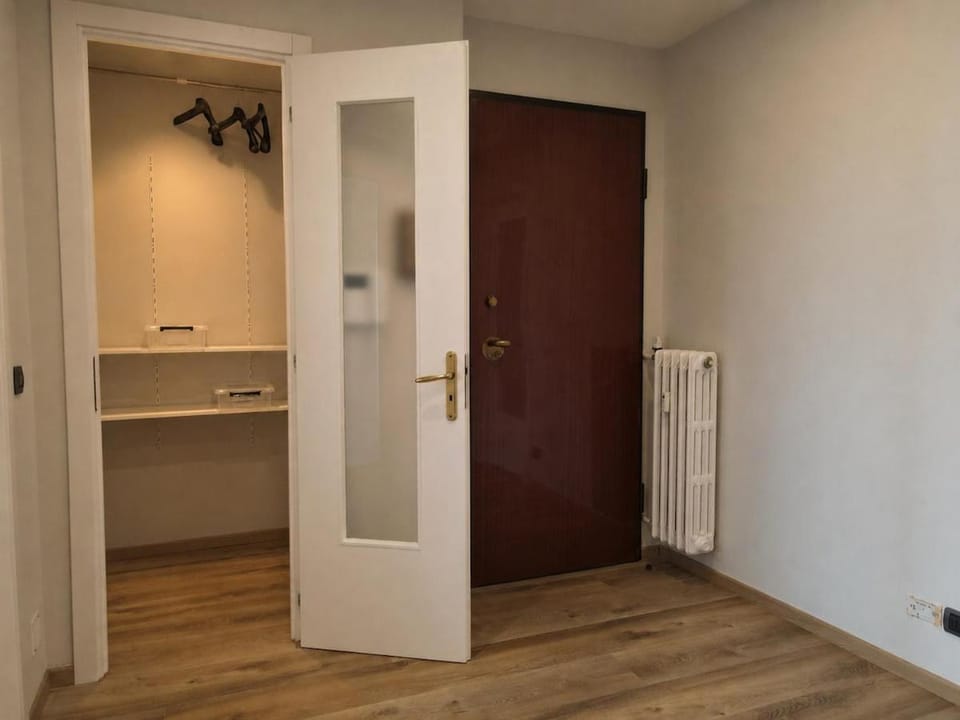 Facade/entrance, wardrobe