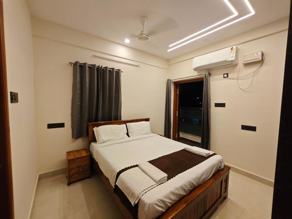 Bed, Photo of the whole room, Bedroom, air conditioner
