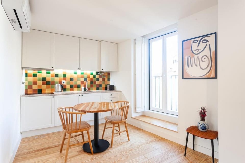 Bright and Peaceful City Centre Retreat Apartment in Lisbon