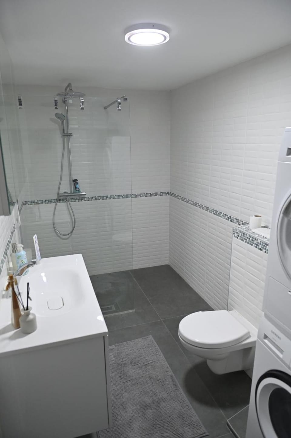 Shower, Toilet, Bathroom, washing machine, dryer