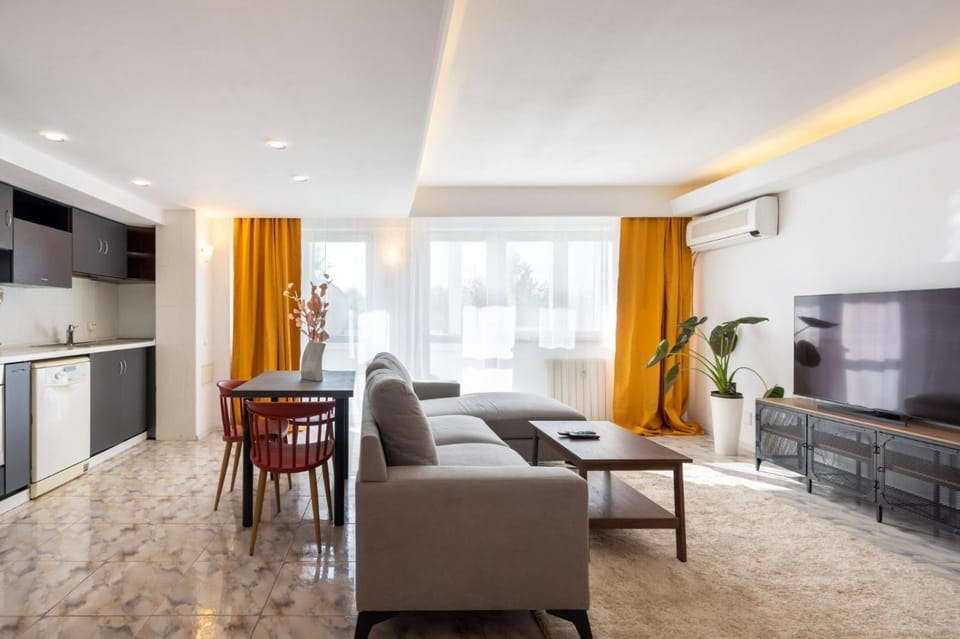 TV and multimedia, Kitchen or kitchenette, Living room, Seating area, Dining area, air conditioner