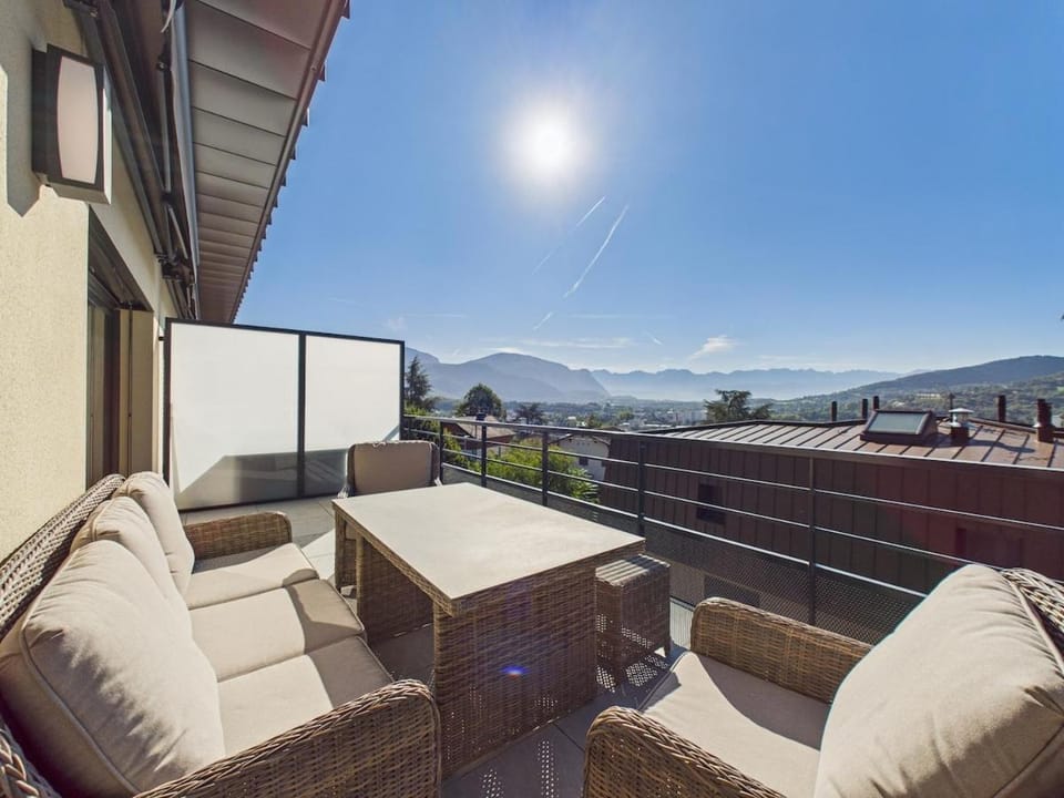 Modern and well-equipped 2-bedroom apartment, beautiful view Apartment in Chambery