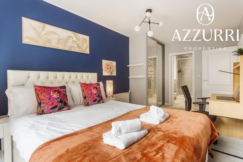 Bed, Photo of the whole room, Bedroom, Text overlay, towels
