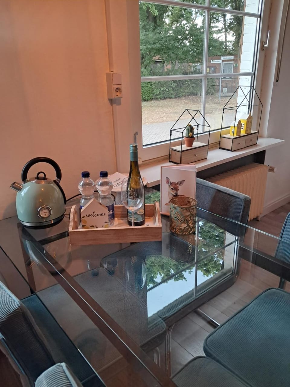 Dining area, Food, Drinks