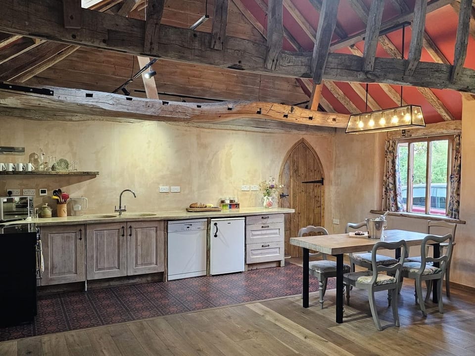 Coffee/tea facilities, Kitchen or kitchenette, Dining area