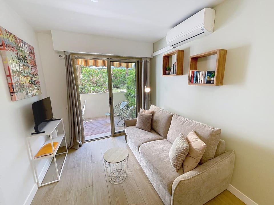 TV and multimedia, Living room, Garden view, air conditioner